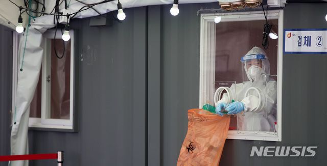 [서울=뉴시스]김선웅 기자 = 지난 7일 오전 서울역 광장에 설치된 코로나19 중구 임시선별검사소에서 의료진이 검사자를 기다리고 있다. 2021.03.07. mangusta@newsis.com