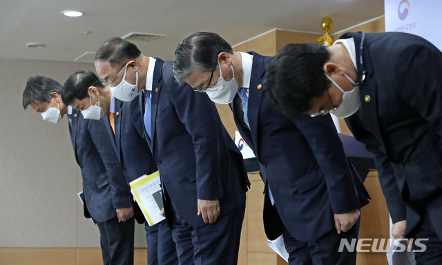 [서울=뉴시스]박민석 기자 = 홍남기 경제부총리 겸 기획재정부 장관이 7일 오전 서울 종로구 정부서울청사에서 열린 부동산관계장관회의를 마치고 '부동산 관련 국민께 드리는 말씀'을 발표하던 중 국민들께 사죄의 인사를 하고 있다. 왼쪽부터 김대지 국세청장, 구윤철 국무조정실장, 홍남기 부총리, 변창흠 국토교통부 장관, 이재영 행정안전부 차관. (공동취재사진) 2021.03.07. photo@newsis.com