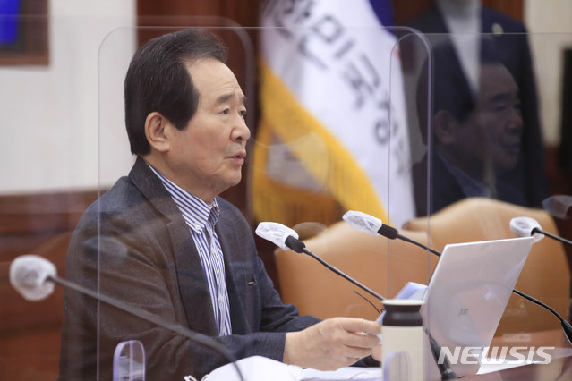 [서울=뉴시스]박민석 기자 = 정세균 국무총리가 7일 오후 서울 종로구 정부서울청사에서 열린 코로나19 백신·치료제 상황점검회의에 참석해 모두발언을 하고 있다. 2021.03.07. mspark@newsis.com