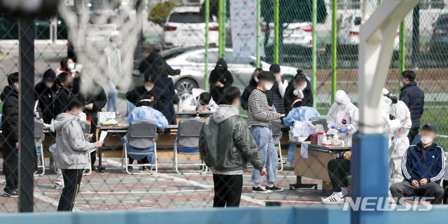 [서울=뉴시스]홍효식 기자 = 7일 오전 신종 코로나바이러스 감염증(코로나19) 확진자가 발생한 서울 강동구 한 고등학교에 마련된 임시 선별검사소에서 학생들이 코로나19 검사를 받고 있다. 2021.03.07. yesphoto@newsis.com