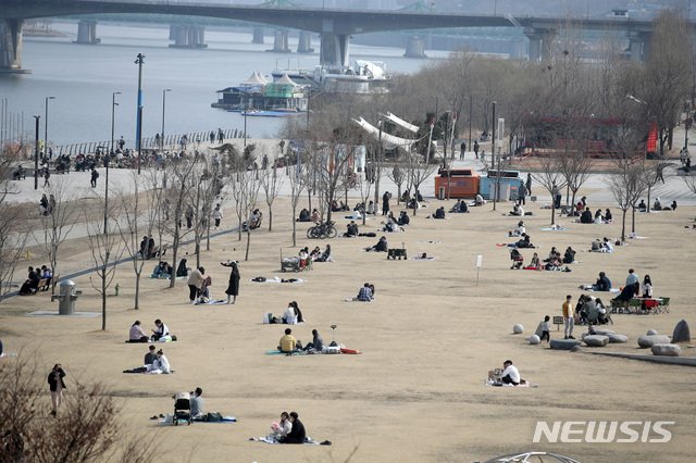 [서울=뉴시스]김선웅 기자 = 지난 7일 오후 서울 여의도 한강공원에서 시민들이 사회적 거리두기를 유지하며 휴일을 즐기고 있다. 2021.03.07. mangusta@newsis.com