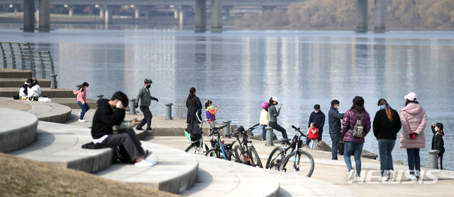 [서울=뉴시스]김선웅 기자 = 온화한 봄날씨를 보인 7일 오후 서울 여의도 한강공원에서 시민들이 휴일을 즐기고 있다. 2021.03.07. mangusta@newsis.com