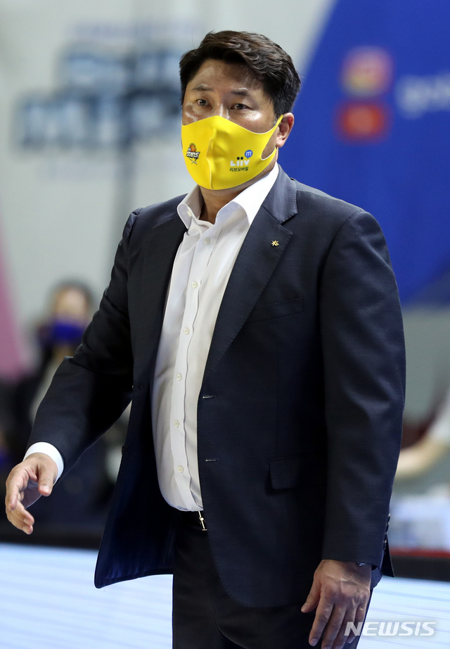 [용인=뉴시스]이윤청 기자 = 7일 경기 용인실내체육관에서 열린 여자프로농구 챔피언결정전 1차전 삼성생명 블루밍스와 KB 스타즈의 경기, KB 안덕수 감독이 작전지시를 하고 있다. 2021.03.07. radiohead@newsis.com