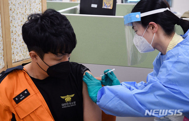 [대구=뉴시스] 이무열 기자 = 7일 오후 대구 달성군보건소에서 달성소방서 119 구급대원이 코로나19 예방 백신 접종을 받고 있다. 대구 소방 관계자는 “119 구급대원들을 대상으로 각 군 보건소와 협력해 3월 중으로 코로나19 예방접종을 완료할 계획”이라고 밝혔다. 2021.03.07. lmy@newsis.com