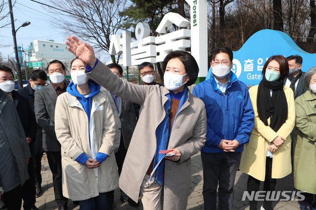 [서울=뉴시스]국회사진기자단 = 박영선 더불어민주당 서울시장 후보가 7일 서울 성동구 서울숲을 찾아 지지자들에게 인사를 하고 있다. 2021.03.07. photo@newsis.com