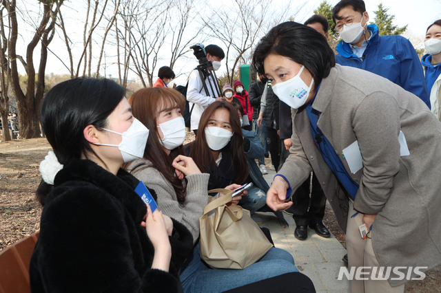 [서울=뉴시스]국회사진기자단 = 박영선 더불어민주당 서울시장 후보가 7일 서울 성동구 서울숲을 찾아 나들이 나온 시민들과 대화하고 있다. 2021.03.07. photo@newsis.com