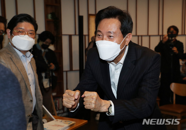 [서울=뉴시스]국회사진기자단 = 오세훈 국민의힘 서울시장 후보가 7일 오후 서울 여의도 한 카페에서 국민의힘 대외협력위원회 정책네트워크 ‘드림’ 주최로 열린 ‘서울 시민이 바라는 서울’ 정책제안집 전달식에서 인사를 하고 있다.2021.03.07. photo@newsis.com