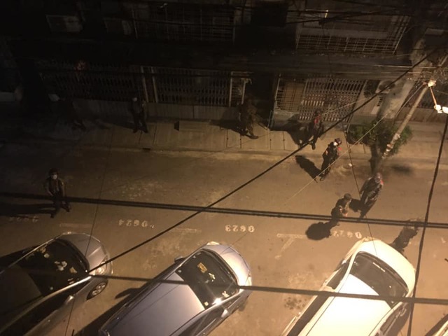 [서울=뉴시스] 미얀마 군경이 6일 밤 양곤 시내에서 반체제 인사 자택을 급습하고 있다.(사진출처: 페이스북 캡쳐) 2021.03.08. 