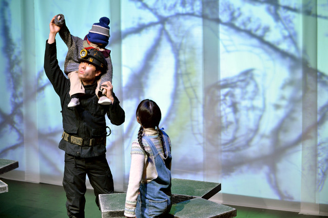 [서울=뉴시스] '아빠 얼굴 예쁘네요'. 2021.03.08. (사진 = 극단 학전 제공) photo@newsis.com