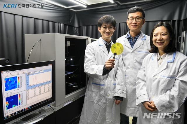 [창원=뉴시스] 한국전기연구원 전력반도체연구센터 나문경(오른쪽부터), 방욱, 정현진 연구원.(사진=한국전기연구원 제공) 2021.03.08. photo@newsis.com