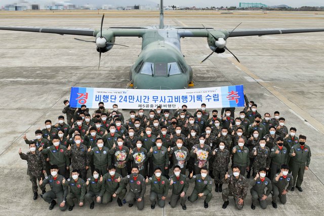 [부산=뉴시스] 제5공중기동비행단 지휘관·참모, 조종사, 정비사 등이 24만 시간 무사고 비행기록 수립을 축하하며 기념사진을 찍고 있다. (사진=공군 5비 제공) *재판매 및 DB 금지