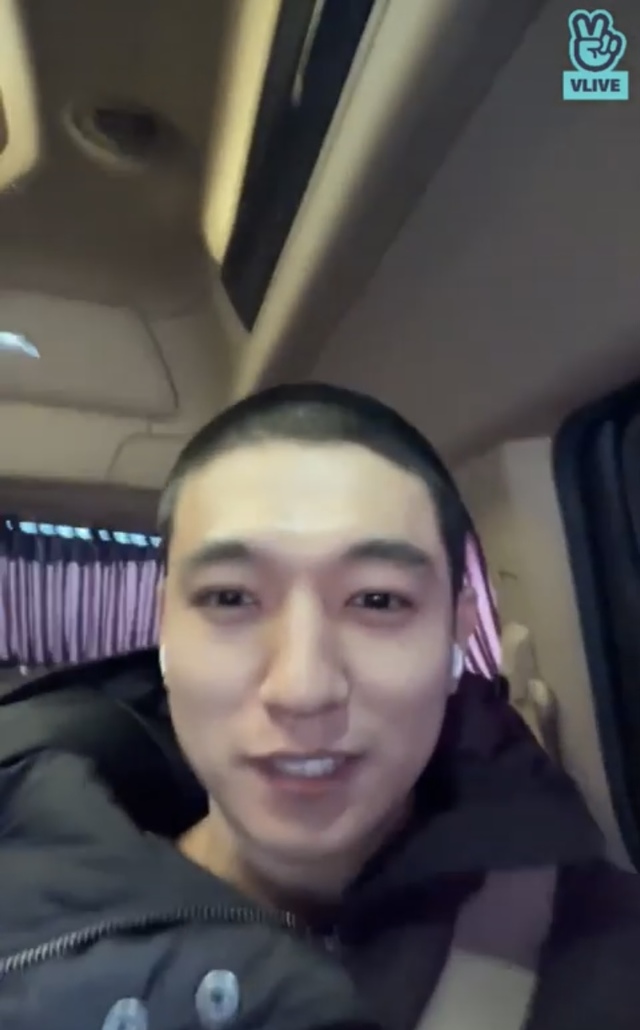 [서울=뉴시스] 데이식스 성진. 2021.03.08. (사진 = 브이라이브 캡처) photo@newsis.com