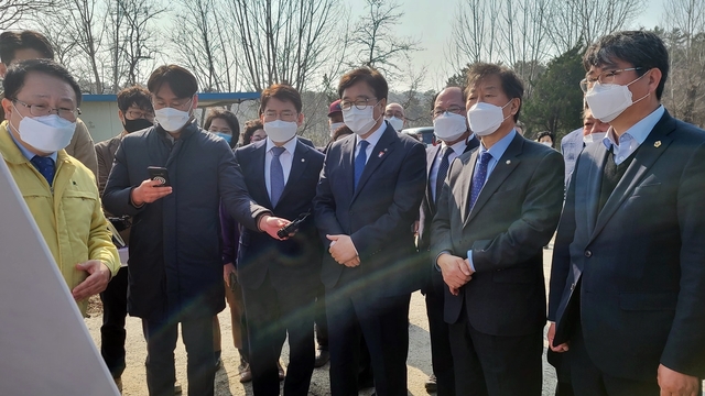 [익산=뉴시스] 강명수 기자 =8일 정헌율 전북 익산시장이 함라면 장점마을 집단 암 발병 근원지로 알려진 금강농산 부지를 찾은 윤후덕 국회 기획재정위원회 위원장과 우원식 더불어민주당 국가균형발전특별위원장에게 해당 마을에 대한 현황을 설명하고 있다. 2021.03.08. smister@newsis.com *재판매 및 DB 금지