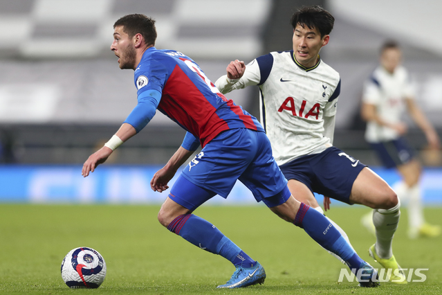 [런던=AP/뉴시스]손흥민(오른쪽)이 7일(현지시간) 영국 런던의 토트넘 홋스퍼 경기장에서 열린 크리스털 팰리스와의 2020-21시즌 잉글랜드 프리미어리그(EPL) 27라운드에 선발 출전해 경기하고 있다. 손흥민은 해리 케인과 'EPL 단일 시즌 최다 골'을 합작해 리그 9호 도움을 기록하며 팀의 4-1 승리를 이끌었다. 2021.03.08.
