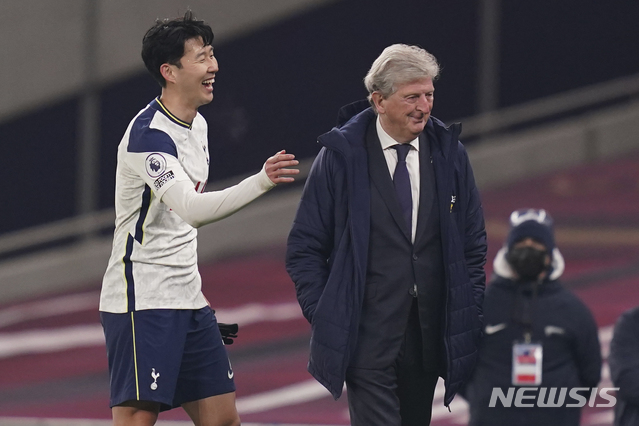 [런던=AP/뉴시스] 손흥민이 경기 후크리스탈 팰리스 로이 호지슨 감독과 대화를 하고 있다. 2021.03.07.