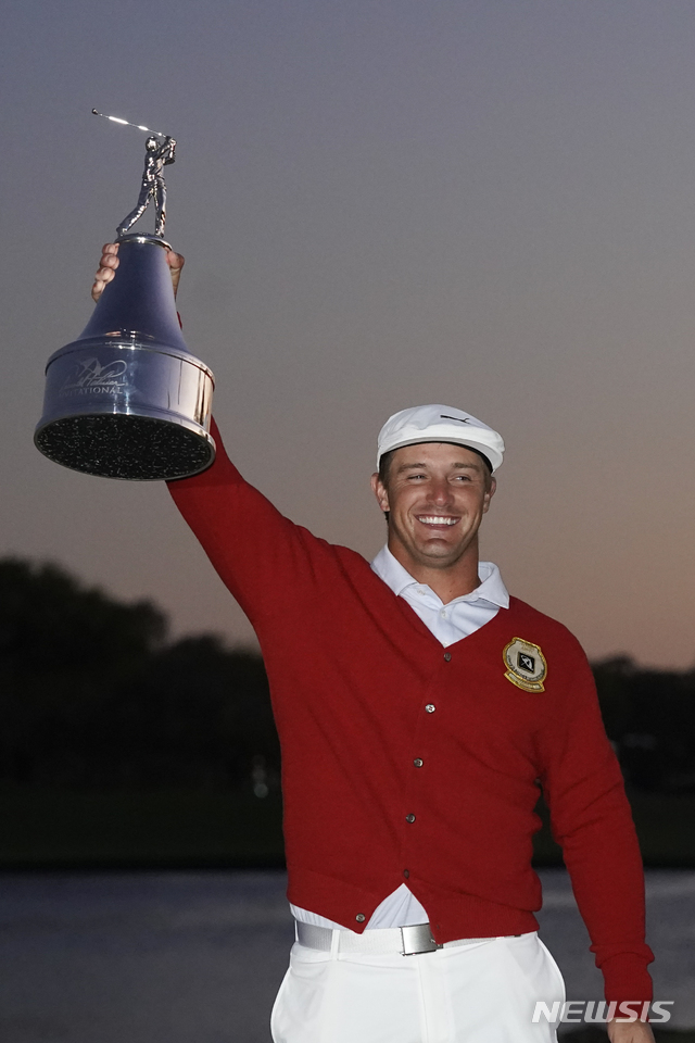 [올랜도=AP/뉴시스]브라이슨 디섐보(미국)가 7일(현지시간) 미국 플로리다주 올랜도의 베이힐 클럽&로지에서 열린 미국프로골프(PGA) 투어 아놀드 파머 인비테이셔널에서 우승, 트로피를 들어 올리고 있다. 디섐보는 최종합계 11언더파 277타를 기록해 리 웨스트우드에 역전승을 거두며 PGA투어 8번째 우승을 차지했다. 2021.03.08.