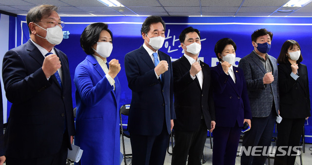 [서울=뉴시스]김진아 기자 = 더불어민주당 이낙연 대표와 김태년 원내대표, 박영선 서울시장 후보 등 참석자들이 8일 서울 종로구 박 후보 캠프에서 열린 제1차 중앙선대위 회의에 앞서 기념촬영을 하고 있다. (공동취재사진) 2021.03.08. photo@newsis.com