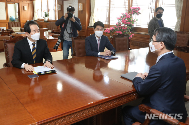 [서울=뉴시스]김명원 기자 = 정세균 국무총리가 8일 오전 서울 종로구 정부서울청사에서 남구준 경찰청 국가수사본부장(국수본)의 보고 받기에 앞서 발언을 하고 있다. 경찰청 국가수사본부는 한국토지주택공사(LH) 임직원의 신도시 투기 의혹 사건 수사를 총괄 지휘한다. (공동취재사진) 2021.03.08. photo@newsis.com