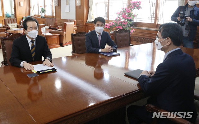 [서울=뉴시스]김명원 기자 = 정세균 국무총리가 8일 오전 서울 종로구 정부서울청사에서 남구준 경찰청 국가수사본부장(국수본)의 보고 받기에 앞서 발언을 하고 있다. 경찰청 국가수사본부는 한국토지주택공사(LH) 임직원의 신도시 투기 의혹 사건 수사를 총괄 지휘한다. (공동취재사진) 2021.03.08. photo@newsis.com