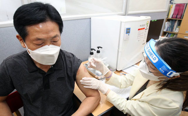 [서울=뉴시스]동작구청 코로나19 1차 대응 관계자가 8일 서울 동작구 보건소 코로나19 예방 접종실에서 아스트라제네카(AZ) 백신 접종을 받고 있다. (사진=동작구 제공) 2021.03.08. photo@newsis.com *재판매 및 DB 금지