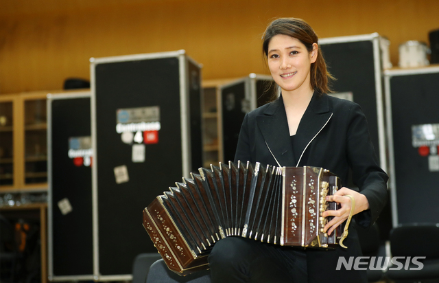 [서울=뉴시스]배훈식 기자 = 반도네온 연주자 고상지씨가 8일 오후 서울 여의도 KBS에서 뉴시스와 인터뷰 전 포즈를 취하고 있다. 2021.03.08. dahora83@newsis.com