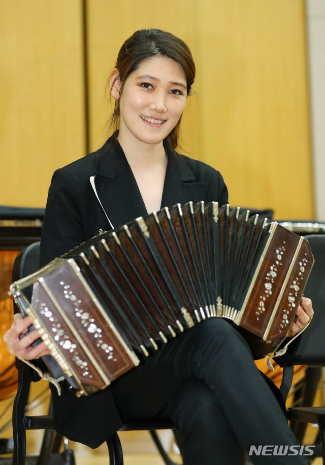 [서울=뉴시스]배훈식 기자 = 반도네온 연주자 고상지씨가 8일 오후 서울 여의도 KBS에서 뉴시스와 인터뷰 전 포즈를 취하고 있다. 2021.03.08. dahora83@newsis.com