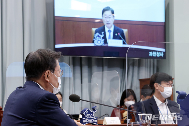 [서울=뉴시스]박영태 기자 = 문재인 대통령이 8일 오후 청와대 여민관에서 영상으로 열린 법무부ㆍ행정안전부 업무보고에 참석해 박범계 법무부 장관의 보고를 듣고 있다. 2021.03.08. since1999@newsis.com