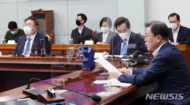 [서울=뉴시스]박영태 기자 = 문재인 대통령이 8일 오후 청와대 여민관에서 영상으로 열린 법무부ㆍ행정안전부 업무보고에 참석해 발언하고 있다. 2021.03.08. since1999@newsis.com