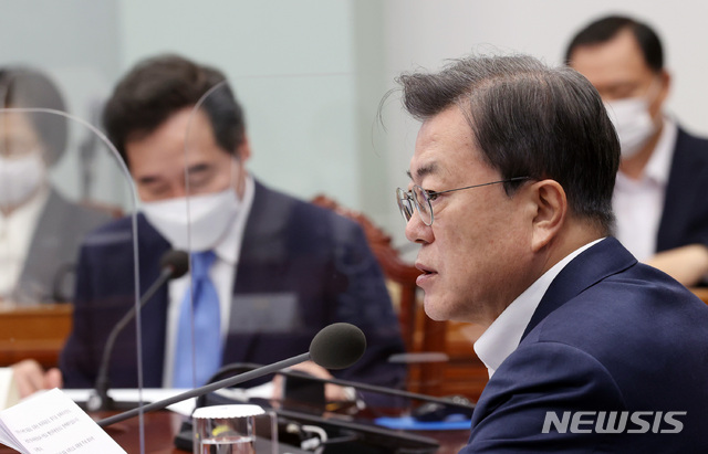 [서울=뉴시스]박영태 기자 = 문재인 대통령이 8일 오후 청와대 여민관에서 영상으로 열린 법무부ㆍ행정안전부 업무보고에 참석해 발언하고 있다. 2021.03.08. since1999@newsis.com