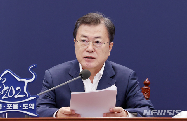 [서울=뉴시스]박영태 기자 = 문재인 대통령이 8일 오후 청와대 여민관에서 영상으로 열린 법무부ㆍ행정안전부 업무보고에 참석해 발언하고 있다. 2021.03.08. since1999@newsis.com