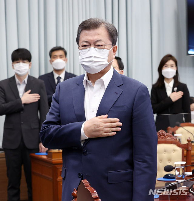 [서울=뉴시스]박영태 기자 = 문재인 대통령이 8일 오후 청와대 여민관에서 영상으로 열린 법무부ㆍ행정안전부 업무보고에 참석해 국민의례를 하고 있다. 2021.03.08. since1999@newsis.com