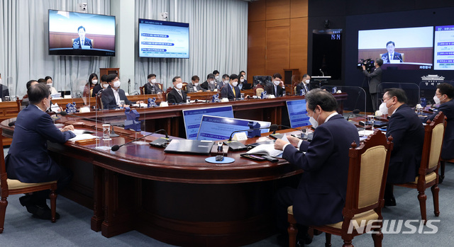 [서울=뉴시스]박영태 기자 = 문재인 대통령이 8일 오후 청와대 여민관에서 영상으로 열린 법무부ㆍ행정안전부 업무보고에 참석해 박범계 법무부장관의 보고를 듣고 있다. 2021.03.08. since1999@newsis.com