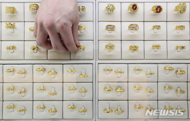 인플레에 올들어 최고 찍은 금값....더 오를까