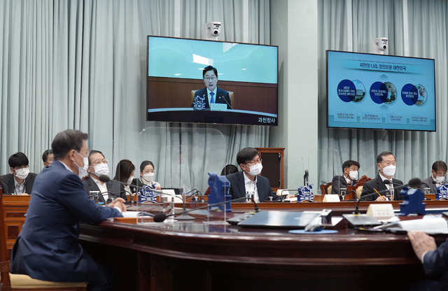 [서울=뉴시스]박영태 기자 = 문재인 대통령이 8일 오후 청와대 여민관에서 영상으로 열린 법무부ㆍ행정안전부 업무보고에 참석해 박범계 법무부 장관의 보고를 받고 있다. 2021.03.08. since1999@newsis.com