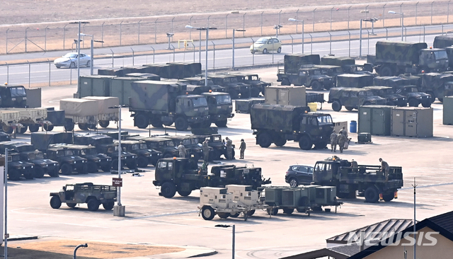 [평택=뉴시스] 김종택기자 = 2021년 전반기 한미연합지휘소연습(CCPT)이 시작된 8일 오후 경기도 평택시 캠프험프리스에 헬기 등 군장비들이 계류돼 있다. 이번 훈련은 코로나19 상황으로 훈련 참가 규모 축소와 컴퓨터 시뮬레이션을 활용한 방어적 훈련으로 이뤄지며 야외 기동훈련은 하지 않는다. 2021.03.08. jtk@newsis.com