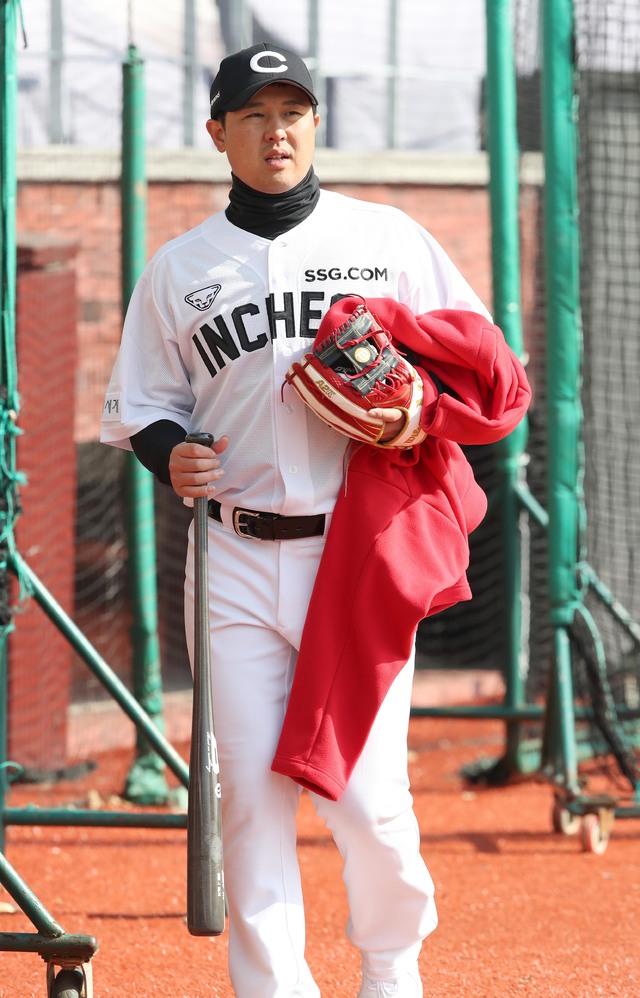 [서울=뉴시스]8일 인천 문학야구장에서 SSG랜더스 최정이 새로운 유니폼을 입고 훈련장으로 이동하고 있다. (사진=SSG랜더스 제공) 2021.03.08. photo@newsis.com *재판매 및 DB 금지