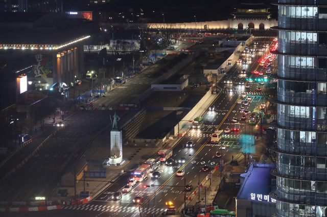 [서울=뉴시스]조수정 기자 = 광화문광장 서측차로가 폐쇄된 지난 8일 오후 서울 광화문광장 동측차로로 퇴근길 차량들이 통행하고 있다. 2021.03.08. chocrystal@newsis.com