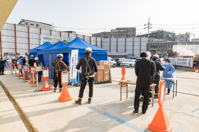 [서울=뉴시스]조수정 기자 = 서울 광진구(구청장 김선갑)가 공사현장 내 집단감염을 방지하기 위해 8일 자양1구역 재건축 현장 근로자를 대상으로 찾아가는 이동식 코로나19 선별진료소를 운영했다. (사진=광진구 제공) 2021.03.08. photo@newsis.com *재판매 및 DB 금지