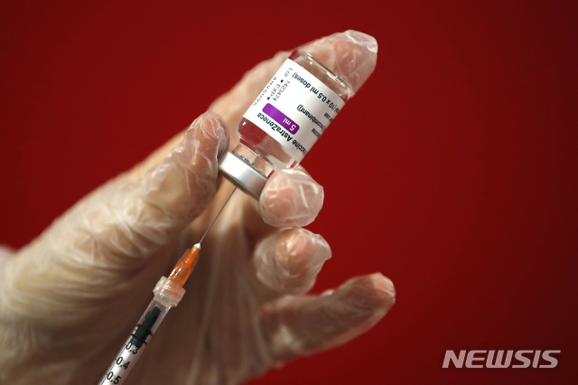 [로마=AP/뉴시스] 8일(현지시간) 이탈리아 로마에서 의료진이 아스트라제네카 코로나19 백신 접종을 준비 중이다. 2021.03.16. 