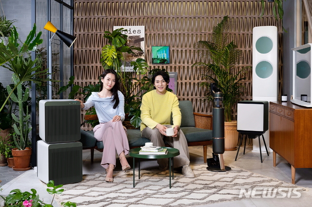 [서울=뉴시스]삼성전자 모델이 삼성디지털프라자 강남본점에서 비스포크 홈 신제품들을 소개하고 있다. 2021.03.09.(사진=삼성전자 제공) 