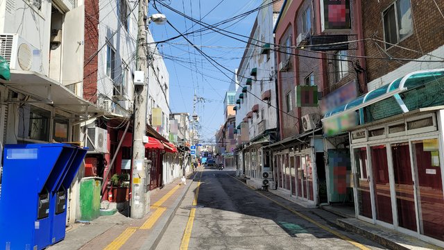 [수원=뉴시스] 박종대 기자 = 경기 수원역 앞에 형성돼 있는 성매매 집결지 골목. 1960년대부터 형성된 것으로 추정되며 현재 시는 이 일대에 업소 70곳이 영업하고 있는 것으로 파악하고 있다. 2021.3.5. pjd@newsis.com *재판매 및 DB 금지