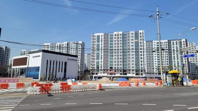 [수원=뉴시스] 박종대 기자= 경기 수원역 앞 성매매 집결지 건너편에 입주가 시작된 수원역 푸르지오 자이 아파트단지 모습. 총 4천여 세대 규모로 다음달 18일까지 입주기간이다. 2021.3.5. pjd@newsisl.com *재판매 및 DB 금지