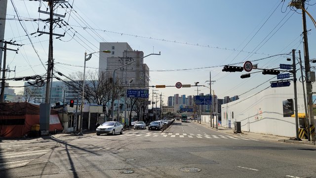 [수원=뉴시스] 경기 수원역 앞 성매매 집결지에서 왕복 5차선 도로를 건너면 4천여 세대 규모의 수원역 푸르지오 자이 아파트단지가 조성돼 있다. 향후 해당 아파트단지 앞으로 준주거지역이 준공될 에정이다. 2021.3.5. pjd@newsis.com *재판매 및 DB 금지