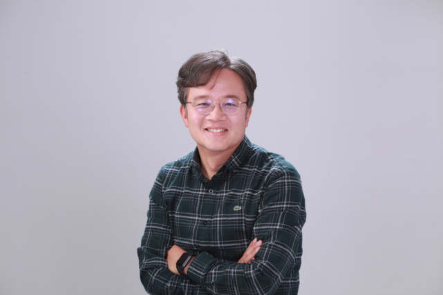 [광주=뉴시스] '치유하는 효소' 출간한 조선대 신현재 교수. (사진 제공 = 조선대학교) *재판매 및 DB 금지