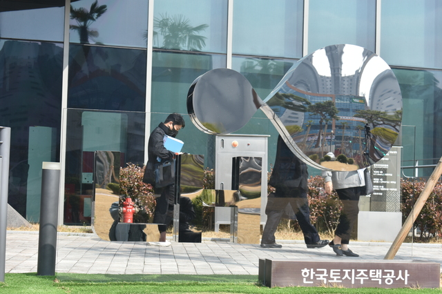 [진주=뉴시스] LH가 경찰의 압수수색에도 외부 손님이 출입하는 등 정상근무를 하고있다. *재판매 및 DB 금지