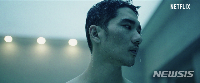 [서울=뉴시스] 영화 '낙원의 밤' 티저 예고편 속 엄태구. (사진=넷플릭스 제공) 2021.03.09 photo@newsis.com