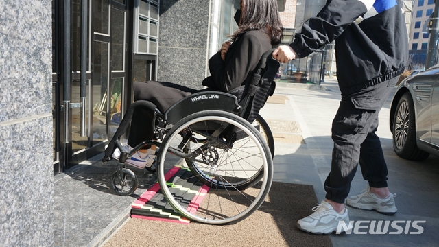 [서울=뉴시스] 건물 앞에 설치된 이동식 경사로. (사진=서울시 제공) 2021.03.10. photo@newsis.com