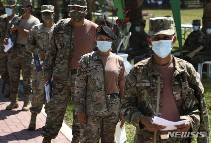 [리마(페루)=AP/뉴시스] 지난 3월 화이자 백신을 맞기 위해서 리마의 한 부대 앞에서 대기 중인 페루 공군들. 