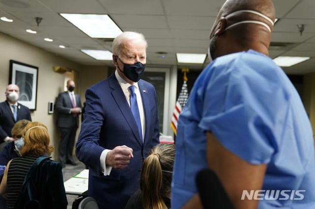 [워싱턴=AP/뉴시스]조 바이든 미국 대통령이 지난 3월8일 워싱턴 VA 메디컬 센터 코로나19 백신 접종 현장을 방문해 접종을 마친 한 남성과 얘기하고 있다. 2021.04.27.