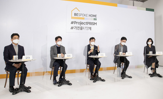 [서울=뉴시스]박미소 기자 = 삼성전자는 9일 '비스포크 홈 미디어데이'를 온라인으로 진행하고 소비자 개인의 라이프스타일과 취향을 맞춰 주는 ‘비스포크’ 콘셉트를 생활가전 제품 전체로 확대한 ‘비스포크 홈(BESPOKE HOME)’을 전격 공개했다. 삼성전자 생활가전사업부장 이재승(가운데) 사장이 9일 '비스포크 홈 미디어데이'에서 질의응답을 하고 있다. (사진=삼성전자 제공) 2021.03.09. photo@newsis.com 